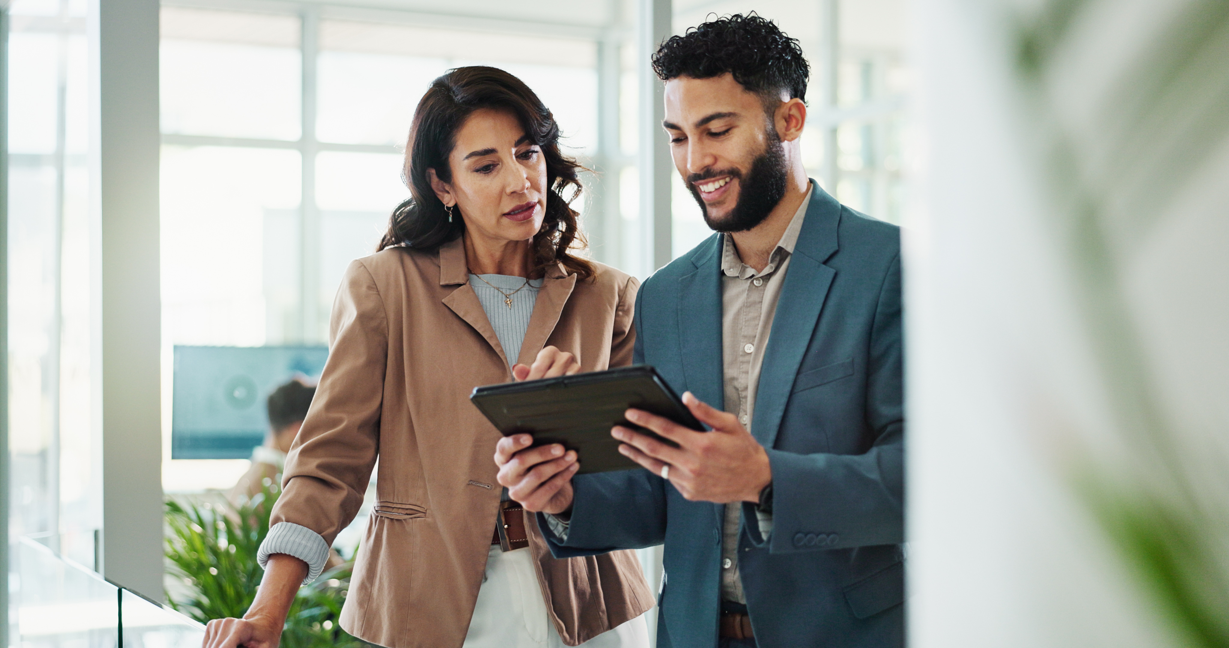 タブレットを操作する個人投資家